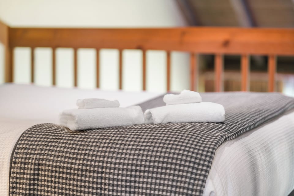 The Mt. Bachelor Retreat - Upstairs Loft with 2 Queen Beds and En Suite