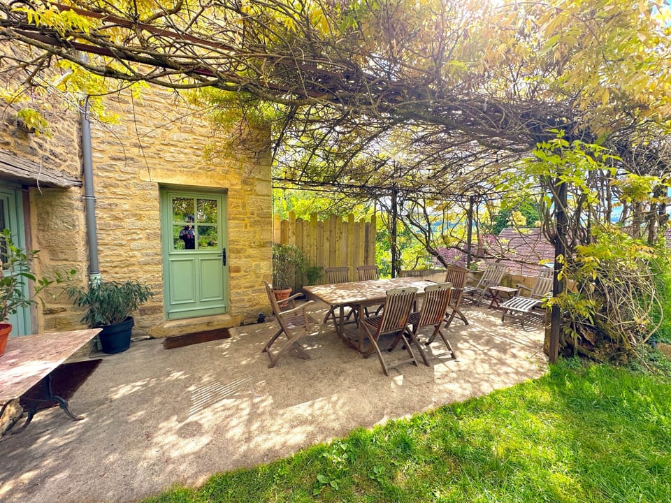 Terrasse patio gîte bourguignon clos de fougères