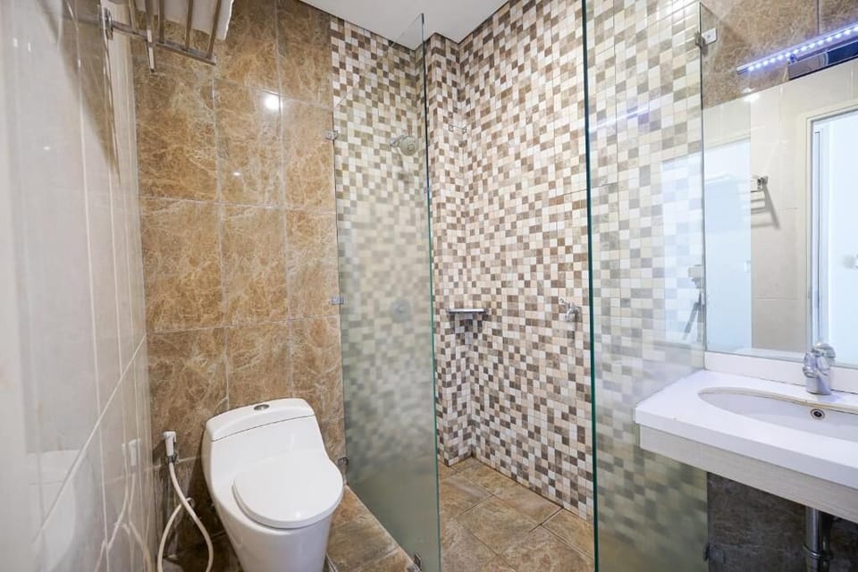 Shower, free toiletries, bathrobes, slippers