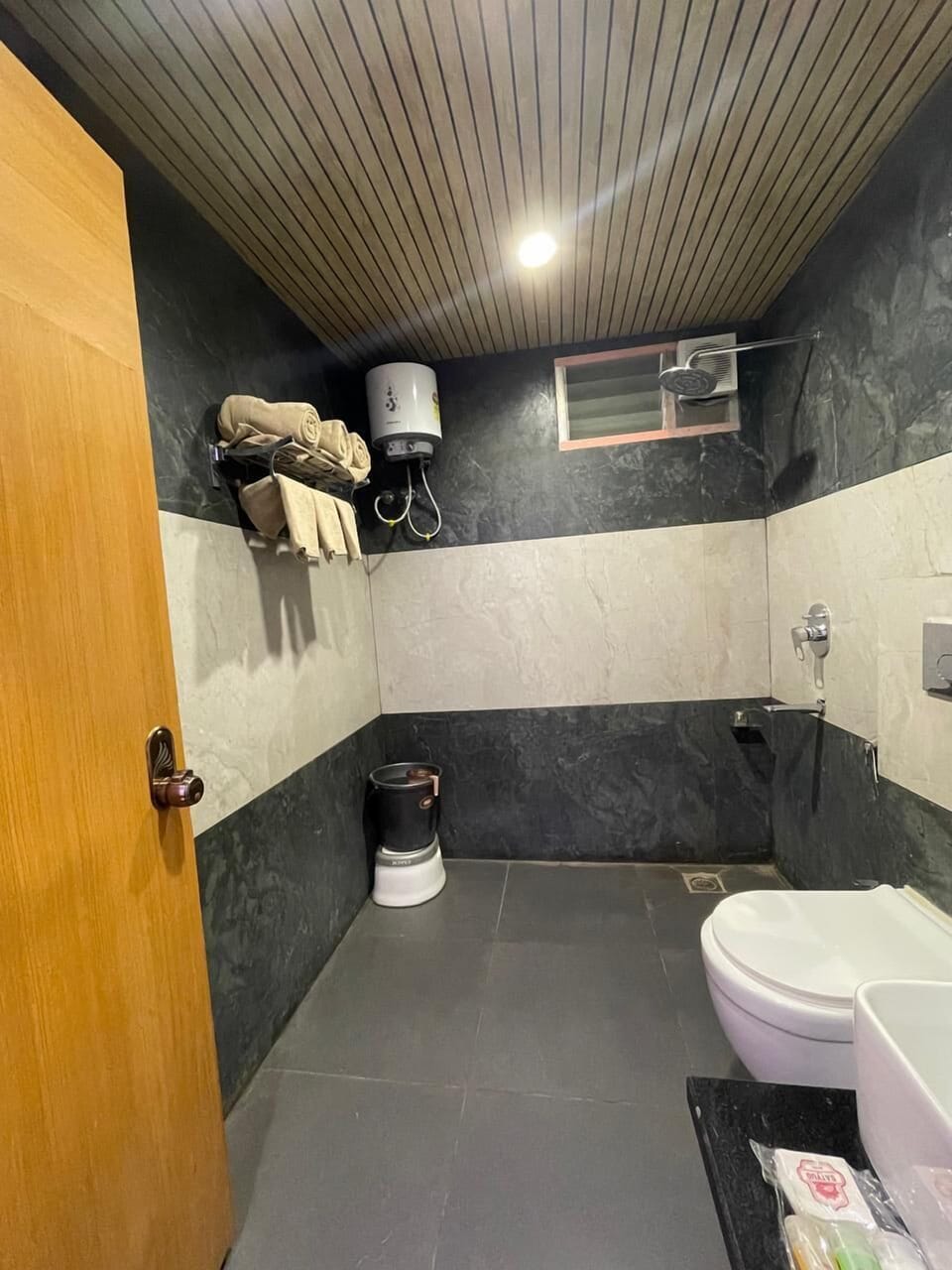 Deluxe Double Room | Bathroom | Soap, shampoo