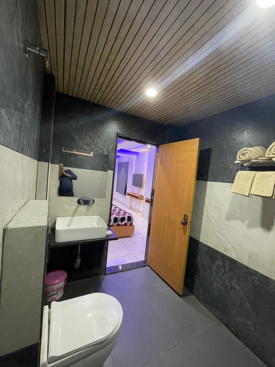 Deluxe Double Room | Bathroom | Soap, shampoo