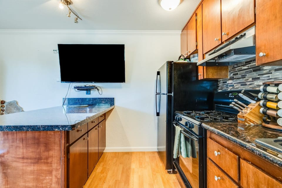Condo, 2 Bedrooms | Private kitchen | Fridge, oven, stovetop, coffee/tea maker
