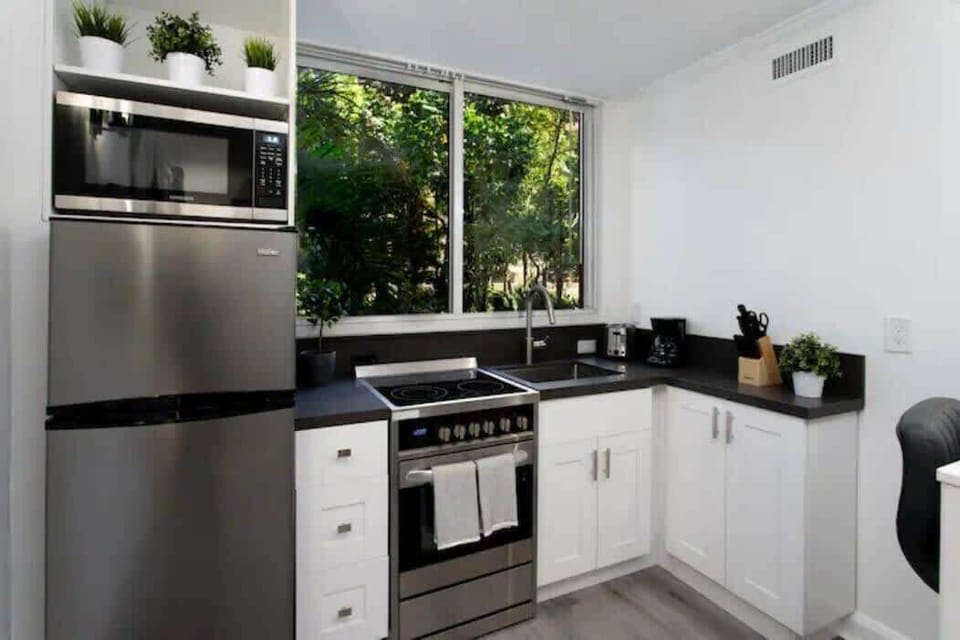 Fully equipped kitchen with fresh, modern design