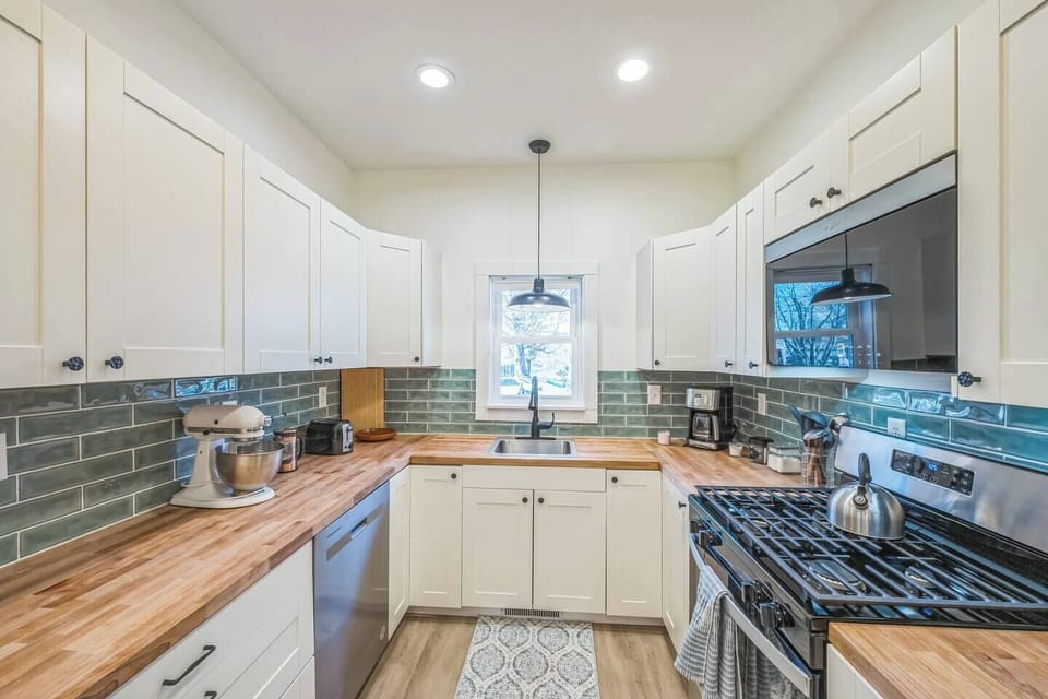 Full kitchen with all things needed to prep, cook and enjoy :) 