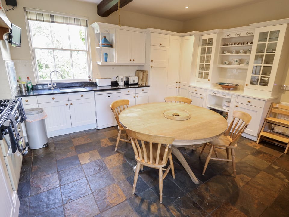 Cottage | Private kitchen | Fridge, cookware/dishes/utensils