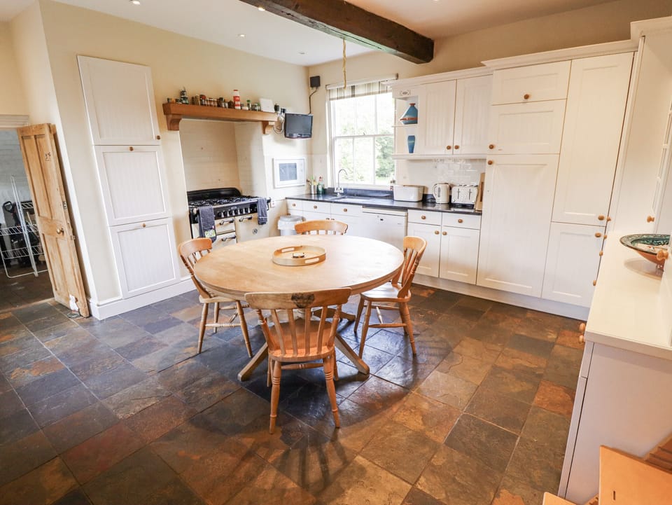Cottage | Dining