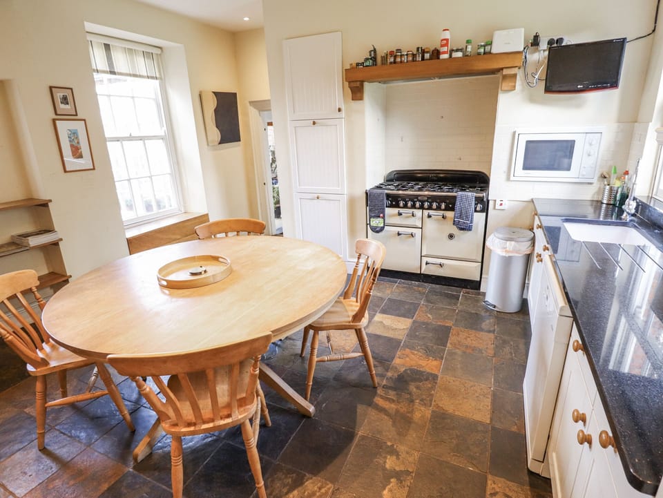 Cottage | Private kitchen | Fridge, cookware/dishes/utensils