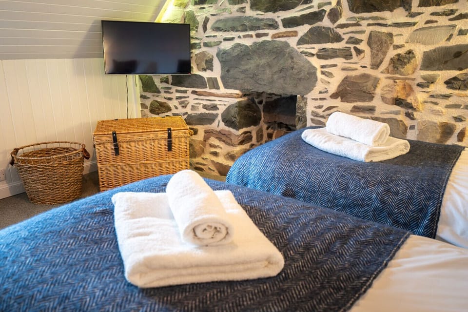 Desk, iron/ironing board, WiFi, bed sheets