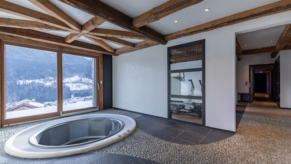Indoor spa tub