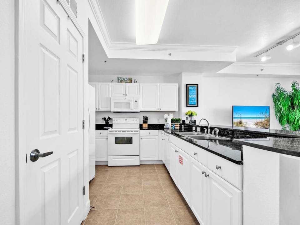 Condo, Multiple Beds (Tidewater 1506) | Private kitchen | Oven, toaster