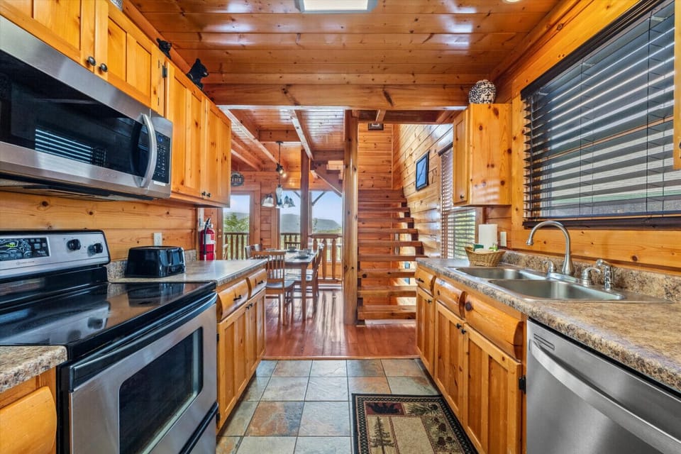 This spacious kitchen has everything you need—from stainless steel appliances to mountain views. Whether it’s pancakes or pasta night, you`re all set.