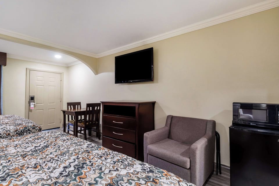 Room, Non Smoking (2 King Beds) | Soundproofing, iron/ironing board, free WiFi, bed sheets
