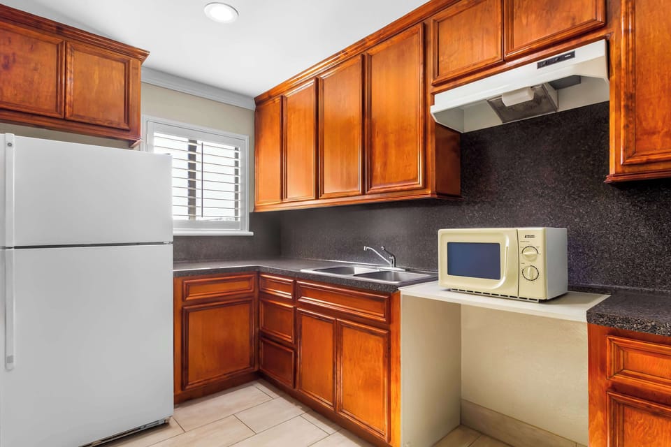 Suite, 1 King Bed, Non Smoking, Kitchenette | Soundproofing, iron/ironing board, free WiFi, bed sheets