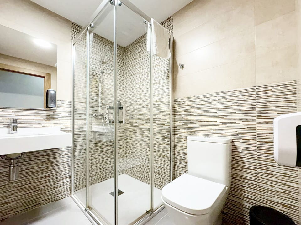 Standard Double Room, Non Smoking, Courtyard View | Bathroom