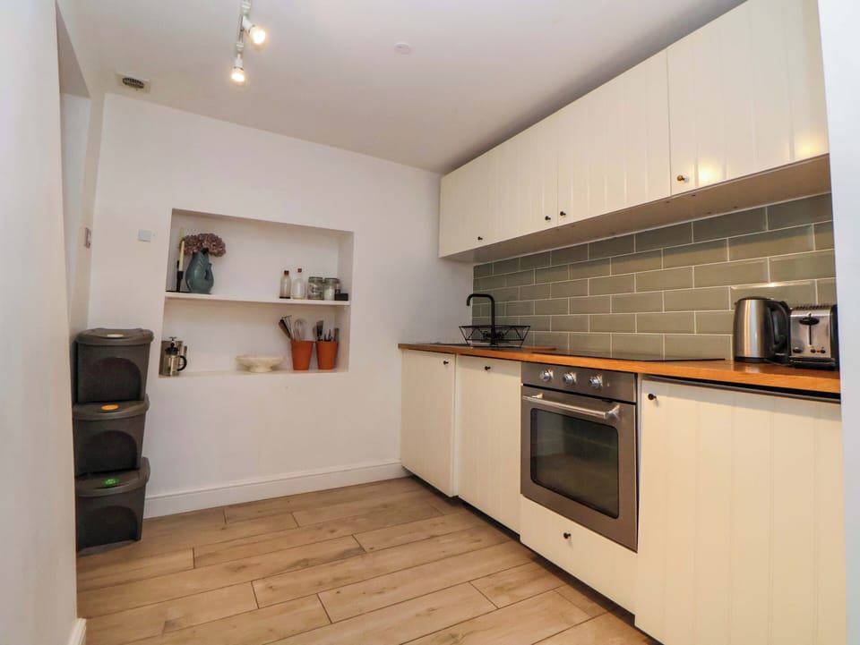 Fridge, dishwasher, toaster, cookware/dishes/utensils