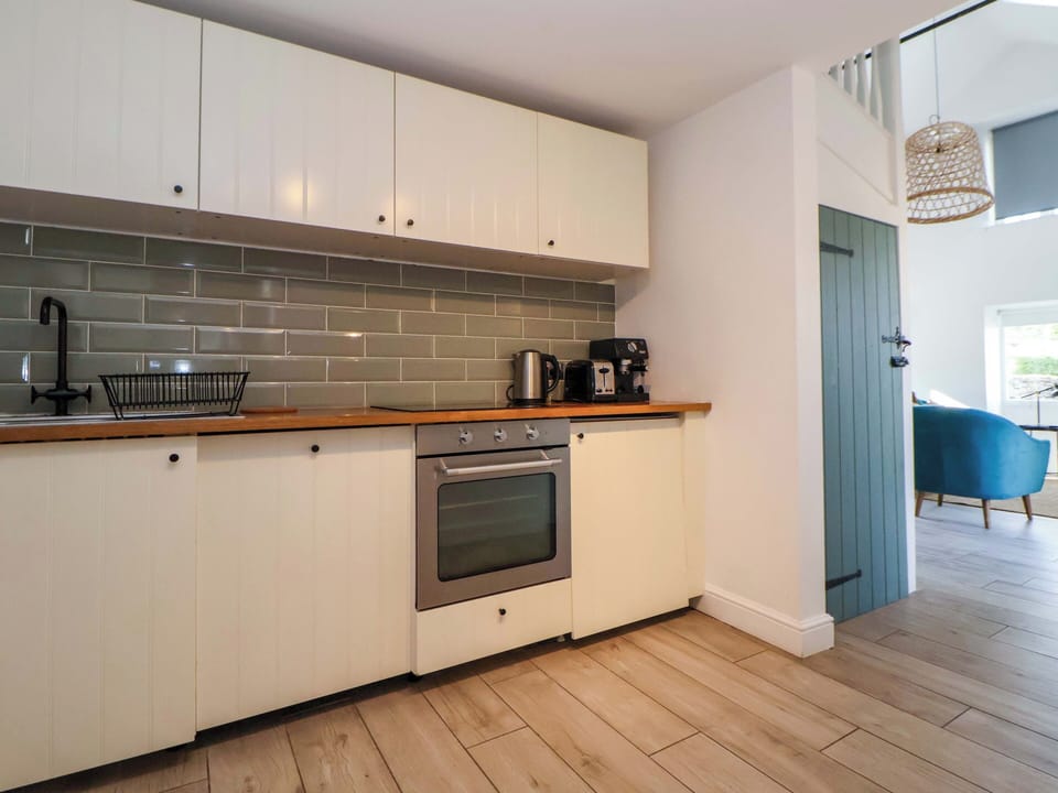 Fridge, dishwasher, toaster, cookware/dishes/utensils