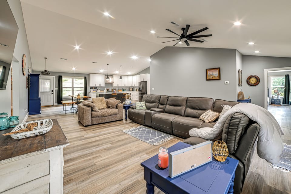 Living Room | Central A/C & Heat | Free WiFi