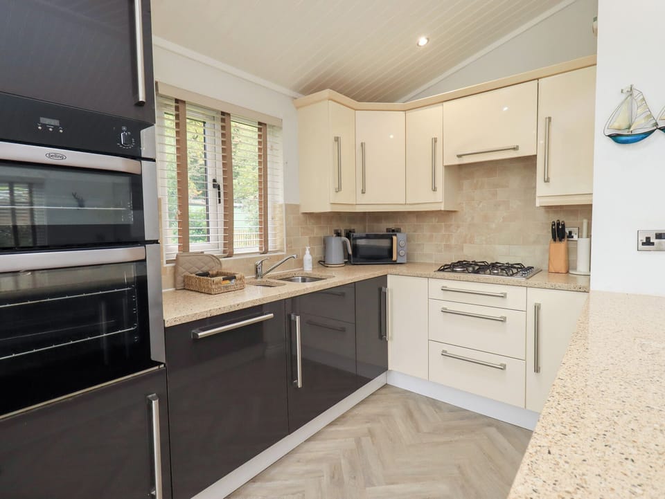 Fridge, microwave, dishwasher, cookware/dishes/utensils