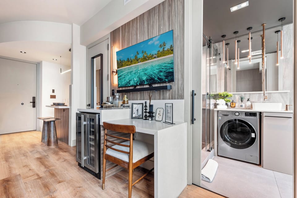Deluxe Studio, City View | Blackout drapes, soundproofing, iron/ironing board, WiFi (free)