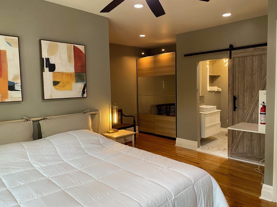 Luxury Studio Suite, 1 King Bed, Non Smoking, Private Bathroom | Blackout drapes, iron/ironing board, free WiFi