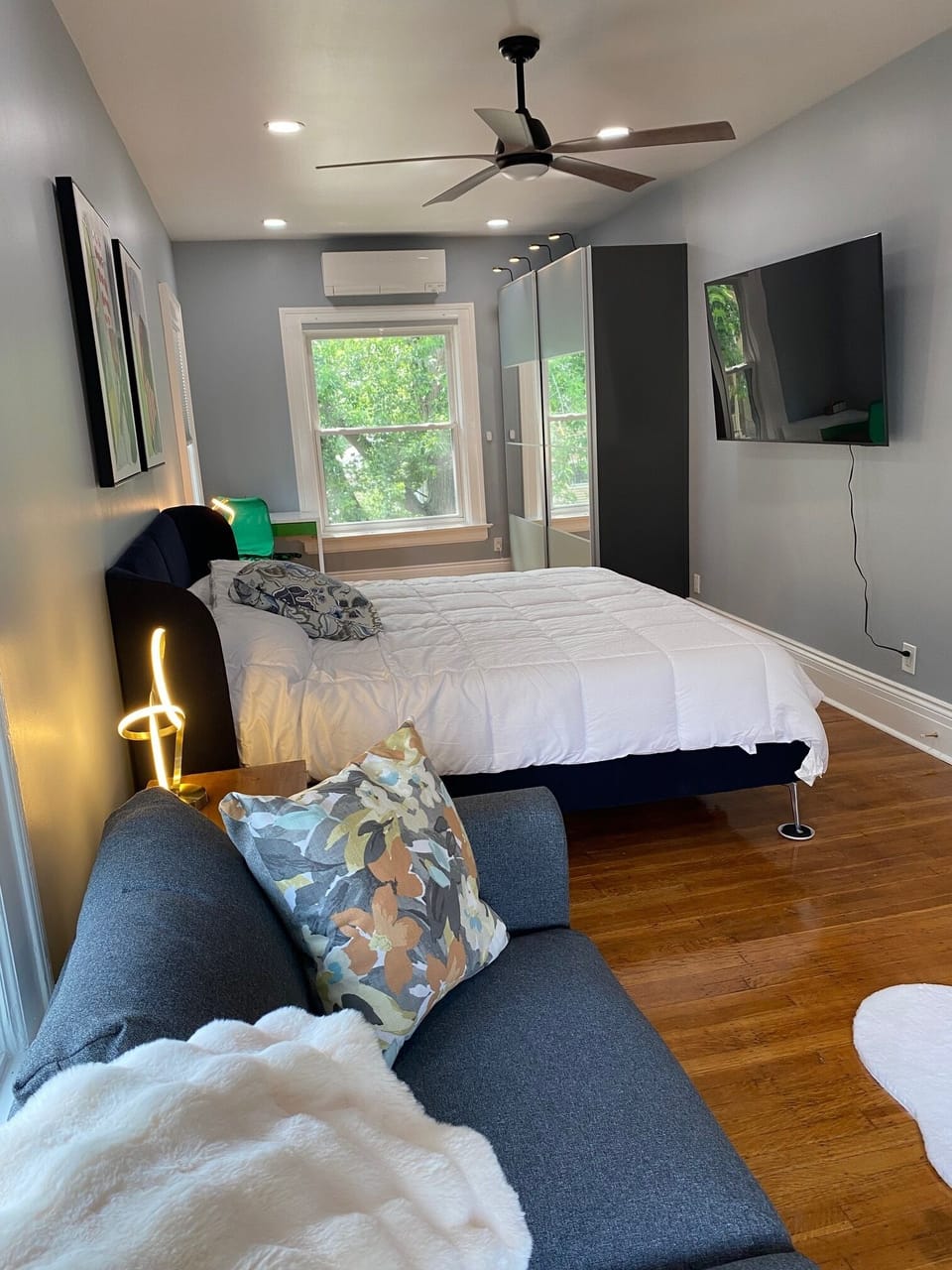 Luxury Studio Suite, 1 King Bed with Sofa bed, Non Smoking, Private Bathroom | Blackout drapes, iron/ironing board, free WiFi