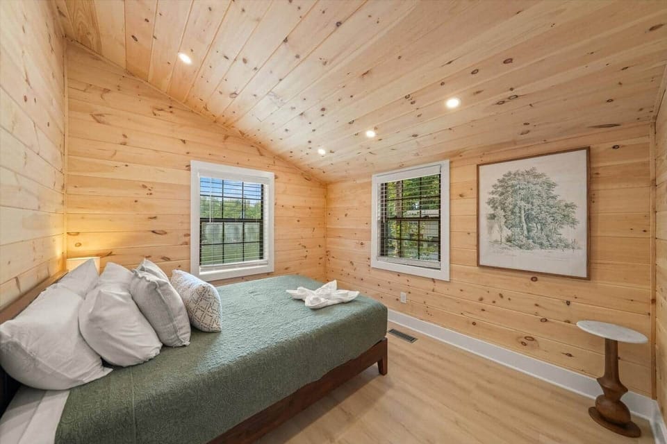 Bedroom 2. Queen bed