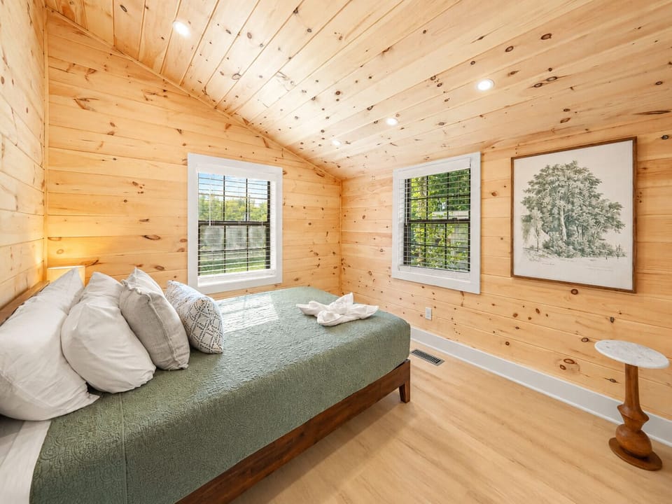 Bedroom 2. Queen bed