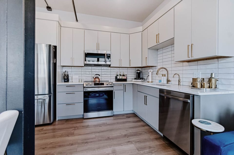 Fully stocked kitchen + Nespresso & dining for 4—perfect for pre-game meals.