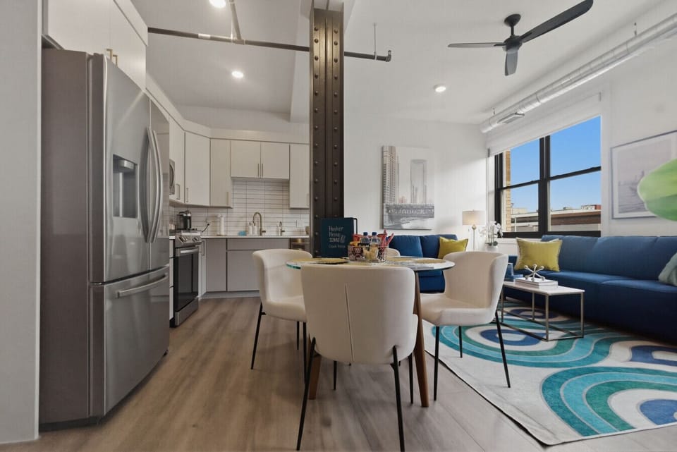 Fully stocked kitchen + Nespresso & dining for 4—perfect for pre-game meals.