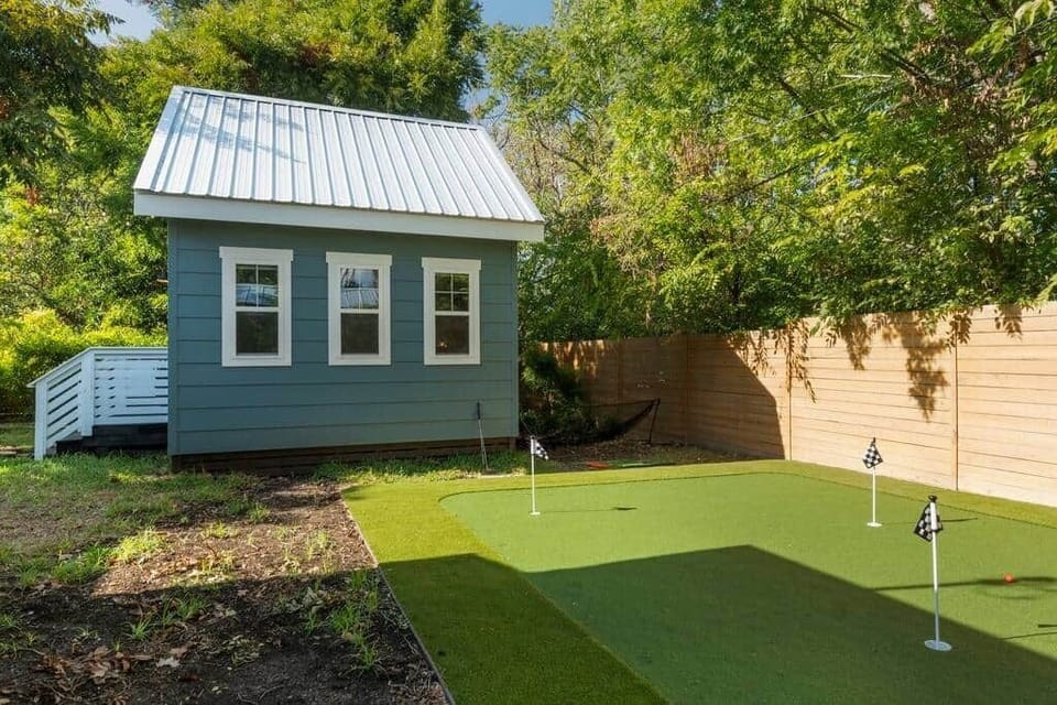 Putting green to the right of the Cozy Moe