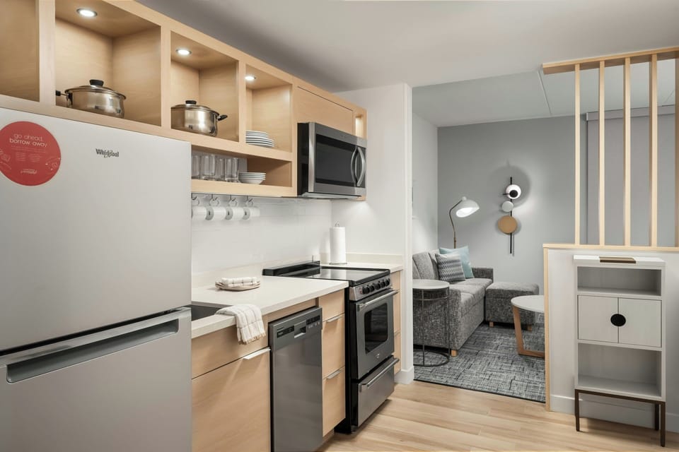 Suite, 1 King Bed | Private kitchen