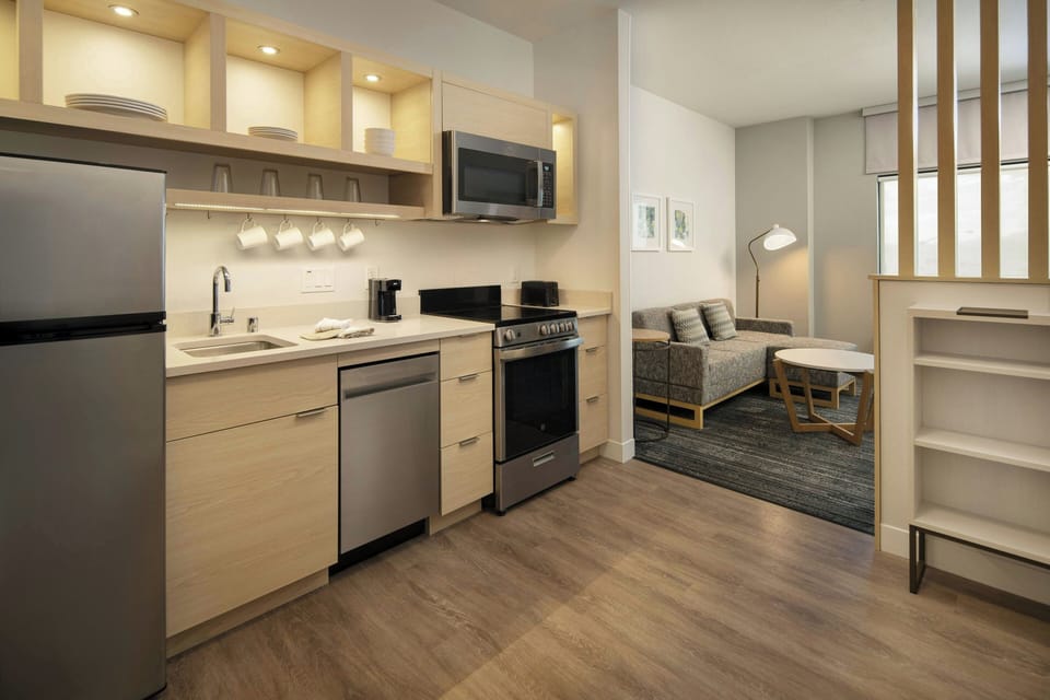 Suite, 1 King Bed | Private kitchen
