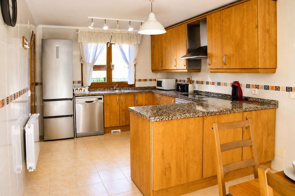 Kitchen or kitchenette,Dining area