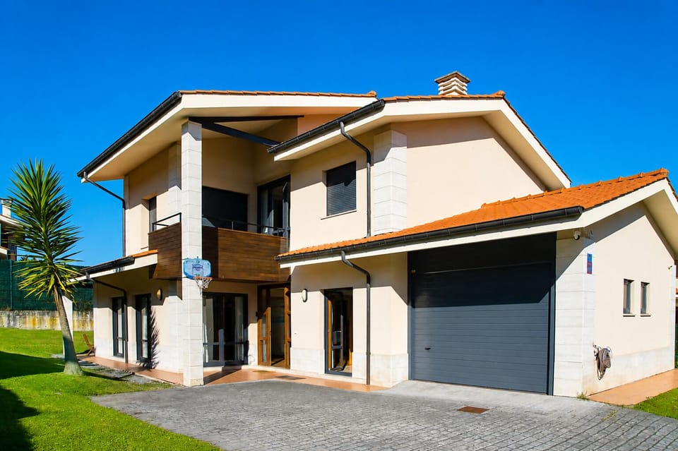 Property building,Facade/entrance,Garden,Garden view