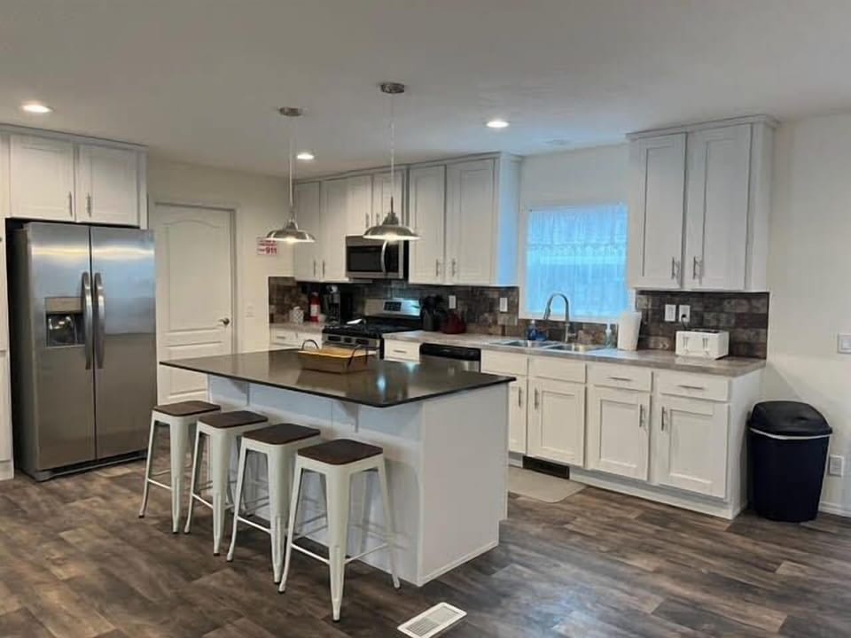 Spacious and well equipped kitchen makes preparing meals a pleasure.