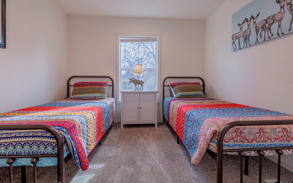 Bedroom 4 with two twin beds.