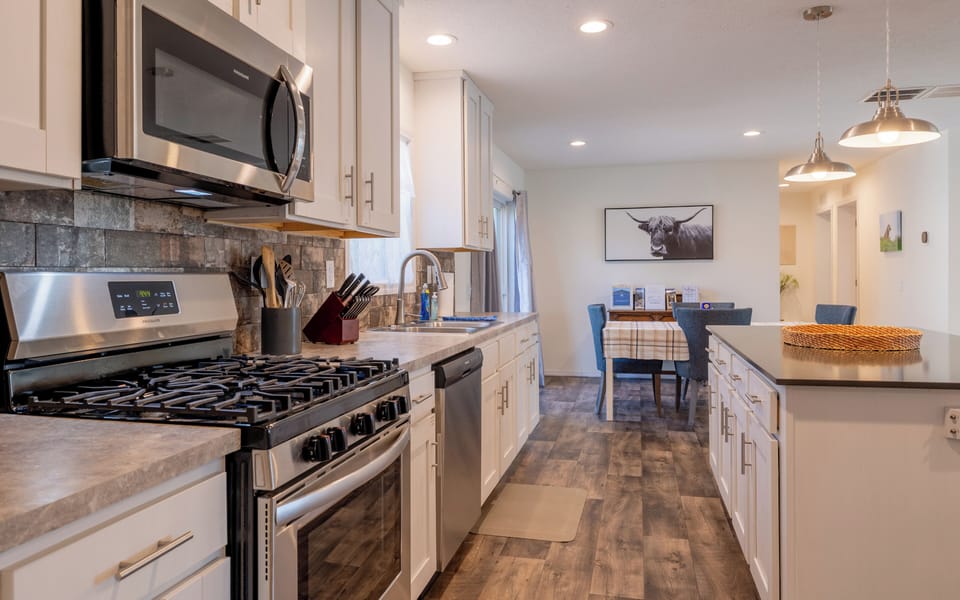 Well equipped kitchen to prepare anything from a to-go picnic lunch to gourmet meals