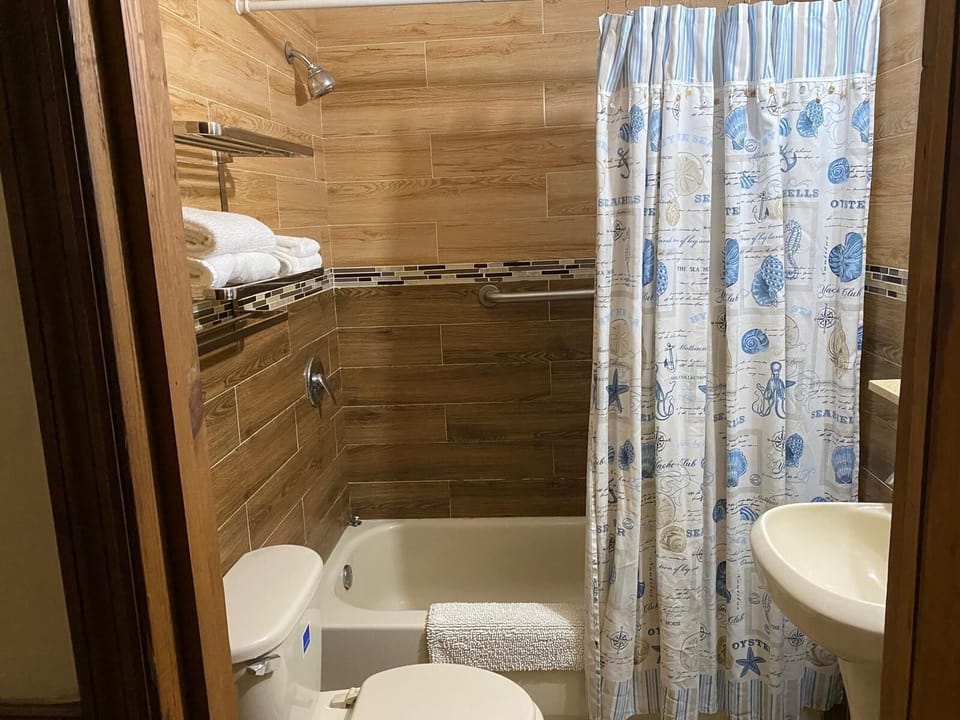 Standard Single Room, 1 Double Bed | Bathroom