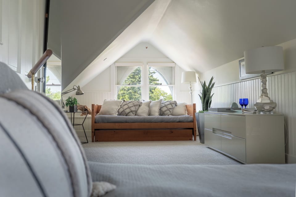 Executive Triple Room, Multiple Beds, Ensuite | Egyptian cotton sheets, premium bedding, down comforters, pillowtop beds