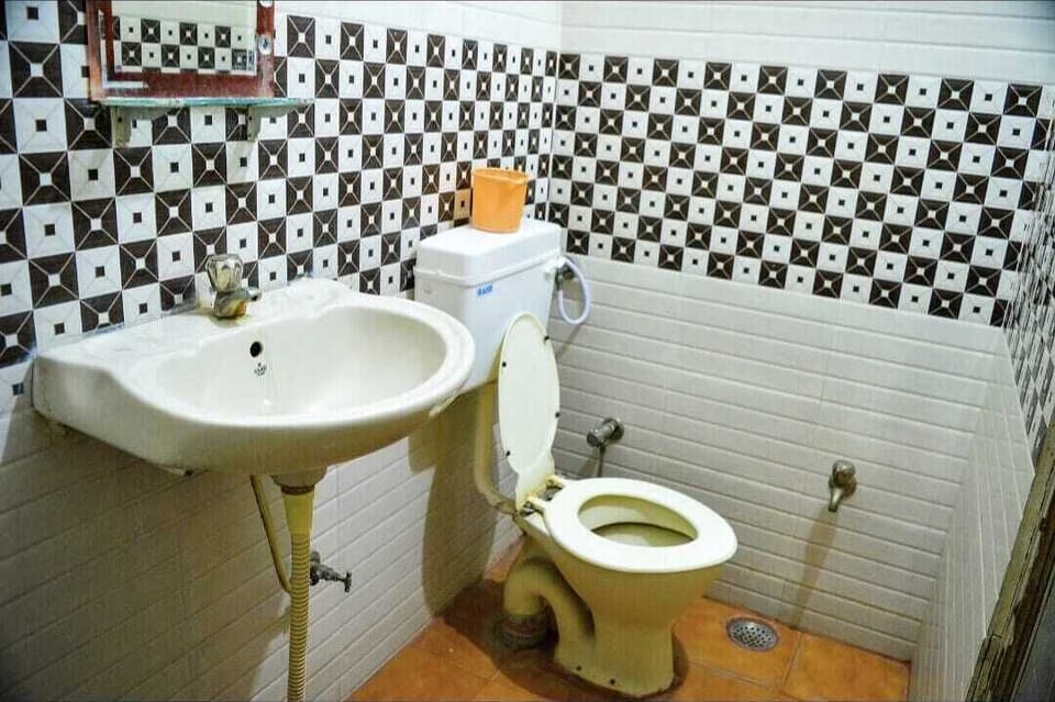Deluxe Room | Bathroom | Shower, towels, soap, shampoo
