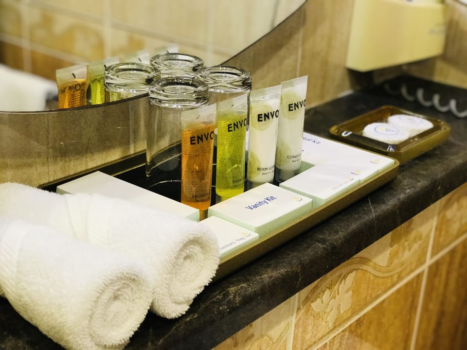 Combined shower/tub, deep soaking tub, free toiletries, hair dryer