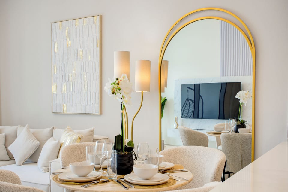Deluxe Apartment, Balcony, Marina View | In-room dining