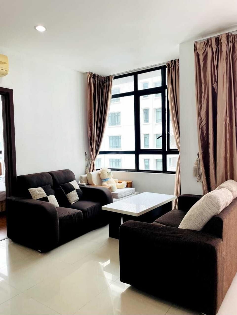 Superior Apartment, Lake View | Living area