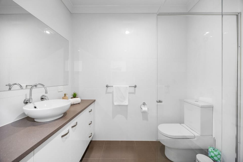 Clean, fresh, and functional – the main bathroom offers everything you need with style and simplicity.