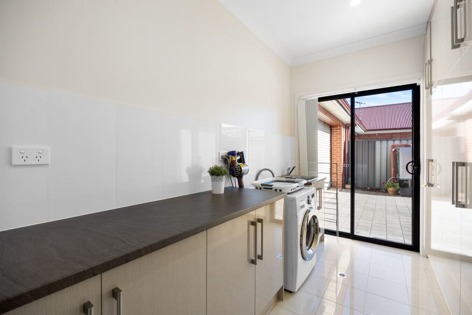 Functional and sleek – a laundry zone with everything you need, including easy access to the courtyard.