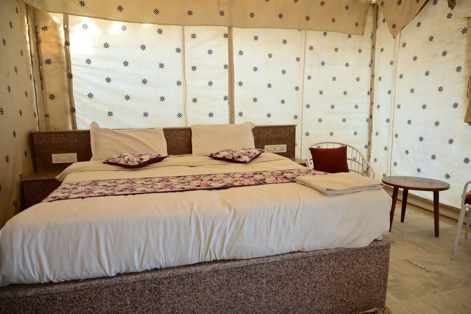 Deluxe Tent, Balcony, Desert View | Desk