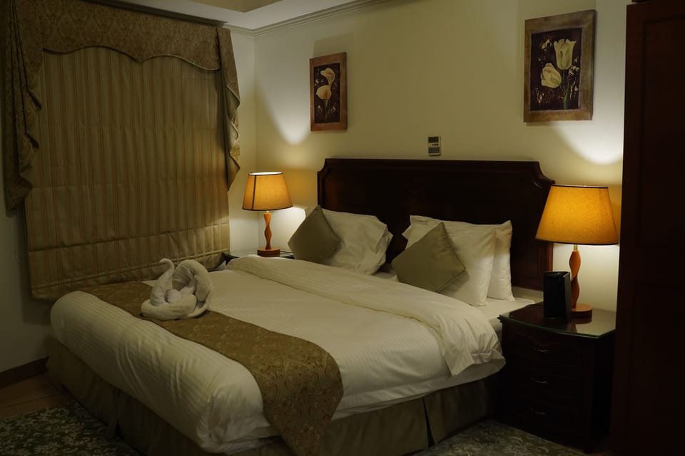 Room, 1 King Bed | Soundproofing, free WiFi