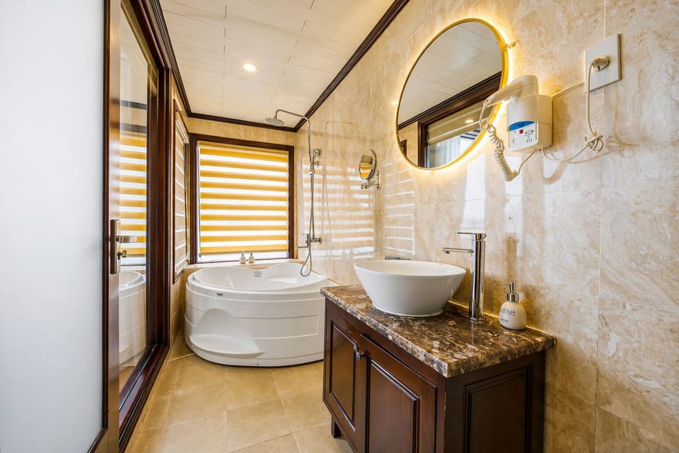 Combined shower/tub, deep soaking tub, free toiletries, bidet