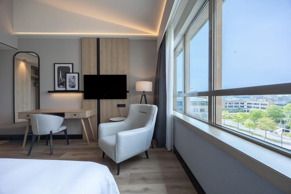 Executive Room | Minibar, soundproofing, iron/ironing board, cribs (surcharge)