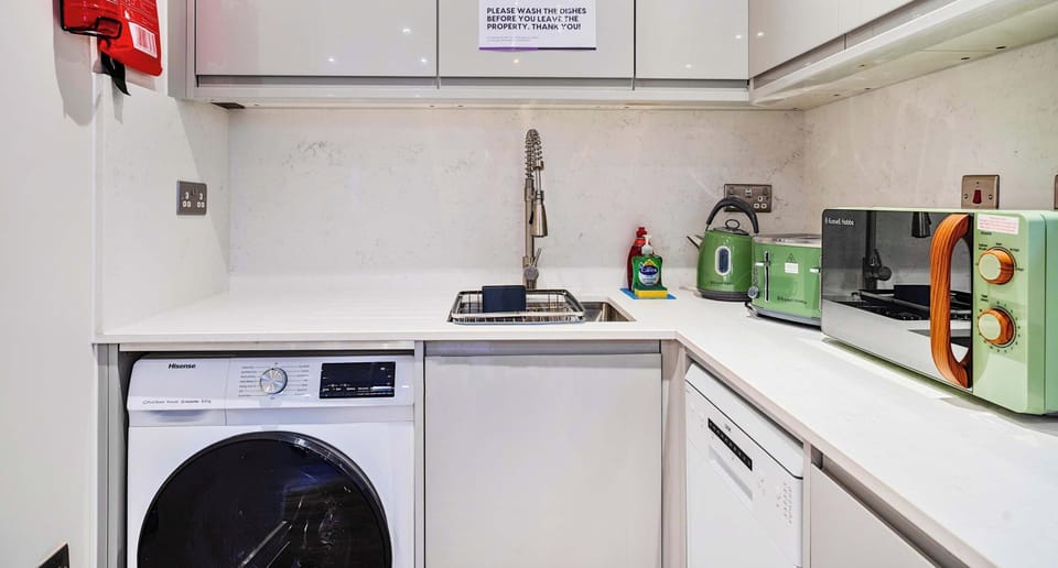 CLEAN SINK AND FIRST AID KIT
